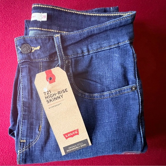 Levi's High-Rise Skinny Jeans - Picture 7 of 7